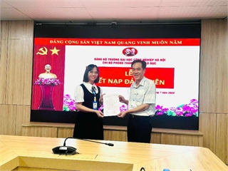 Chi bộ Phòng Thanh tra giáo dục tổ chức Lễ kết nạp đảng viên mới
