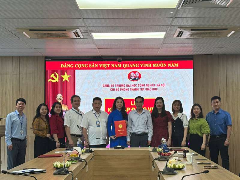 Chi bộ Phòng Thanh tra giáo dục tổ chức Lễ kết nạp đảng viên mới